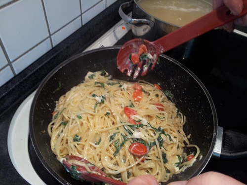 Spaghetti Bärlauchsauce Fertigstellen